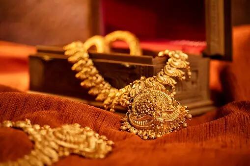 Gold Bond Scheme : स्वस्त सोनं खरेदी करण्याची संधी! गोल्ड बॉन्डमध्ये गुंतवणूक करा; RBI ची खास योजना Gold Bond Scheme : स्वस्त सोनं खरेदी करण्याची संधी! गोल्ड बॉन्डमध्ये गुंतवणूक करा; RBI ची खास योजना