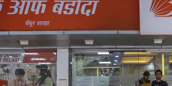 बँक ऑफ बडोदा सरकारी कर्मचाऱ्यांना 12.40 ते 16.75 टक्के वार्षिक दराने कर्ज देते.