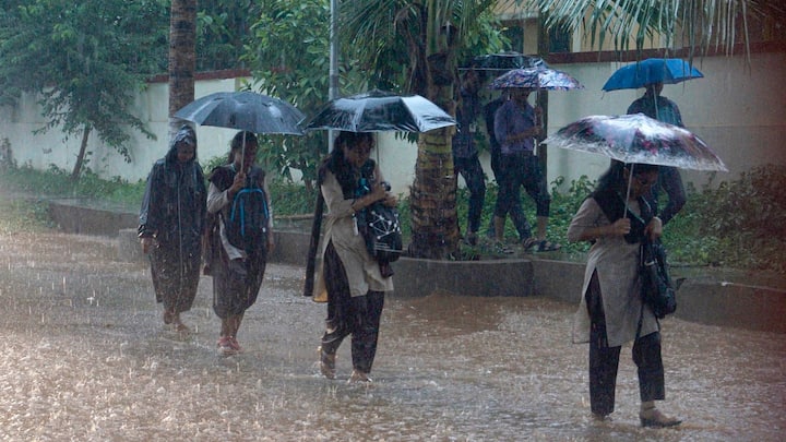 বুধবার ও বৃহস্পতিবার ফের আকাশ মেঘলা থাকার সম্ভাবনা। হতে পারে সামান্য বৃষ্টি।