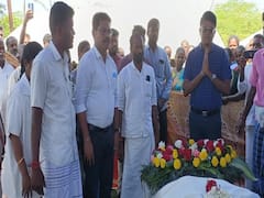 உடல் உறுப்பு தானம் - அரசு மரியாதையுடன் அடக்கம் : அஞ்சலி செய்த ஆட்சியர்