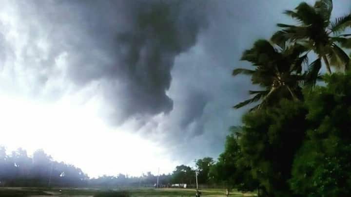বাংলায় সামনের কয়েকদিনে তাপমাত্রা বাড়বে দু-তিন ডিগ্রি। বুধ ও বৃহস্পতিবার বৃষ্টির সম্ভাবনা রয়েছে জেলায় জেলায় । দক্ষিণবঙ্গের বেশ কিছু জেলায় বৃষ্টির সম্ভাবনা তৈরি হচ্ছে।