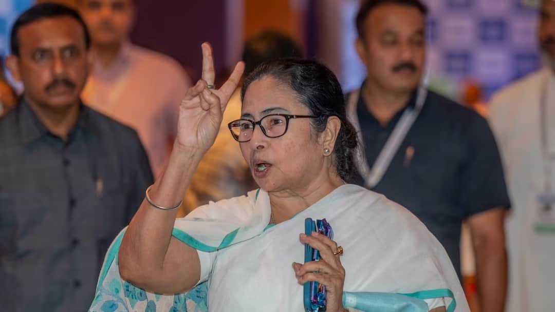 Mamata Banerjee West Bangal CM has given a seven day ultimatum to the central government and demanded to released funds related to central schemes for state detail marathi news Mamata Banerjee : सात दिवसांचा वेळ देतेय नाहीतर... ममता बॅनर्जी यांनी केंद्र सरकारला का दिलं अल्टिमेटम?