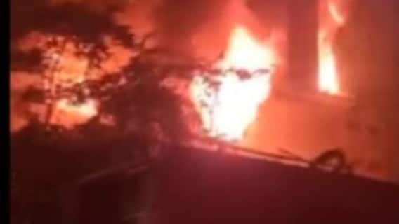 Delhi Fire: दिल्ली में दर्दनाक हादसा, इमारत में आग लगने से 4 की मौत, 2 घायल Delhi Fire: दिल्ली में दर्दनाक हादसा, इमारत में आग लगने से 4 की मौत, 2 घायल