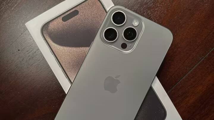 તમે iPhone 15 Pro Maxને 256GB, 512GB અને 1TB વેરિઅન્ટમાં ખરીદી શકો છો. તેમાં 6.7 ઇંચની ડિસ્પ્લે, A17 પ્રો ચિપ, 48 MP + 12 MP + 12 MPના ત્રણ કેમેરા અને 15 વોટ મેગસેફ વાયરલેસ ચાર્જિંગ છે.