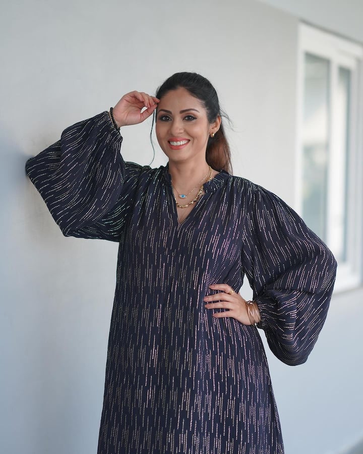 வெள்ளித்திரையில் பெரிதாக முகம் காட்டாத சதா, இன்ஸ்டாகிராமில் ஆக்டிவாக இருந்து வருகிறார்.