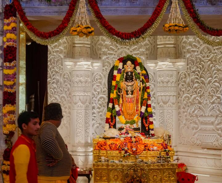 अयोध्या में सोमवार (22 जनवरी 2024) को रामलला की प्राण-प्रतिष्ठा संपन्न हुई. इस दौरान पीएम नरेंद्र मोदी, आरएसएस के चीफ मोहन भागवत, उत्तर प्रदेश की राज्यपाल आनंदीबेन पटेल, यूपी के मुख्यमंत्री योगी आदित्यनाथ उपस्थित रहे.