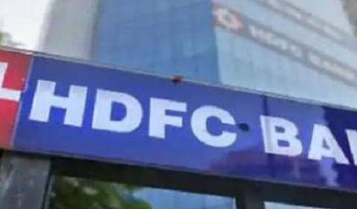 HDFC बँक  ही देशातील सर्वात मोठी खासगी बँक आहे. वैयक्तिक कर्जावर बँकेकडून 10.5 ते 24 टक्के व्याज आकारले जाते. परंतू, बँकेकडून 4,999 रुपये निश्चित प्रक्रिया शुल्क आकारले जाते.