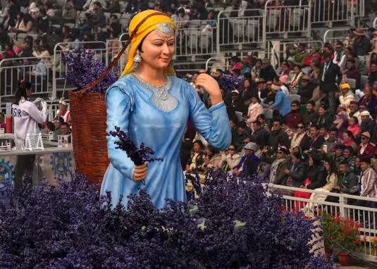 ਕਰਤਵਯ ਪੱਥ 'ਤੇ ਵੱਖ-ਵੱਖ ਰਾਜਾਂ ਅਤੇ ਮੰਤਰਾਲਿਆਂ ਦੀਆਂ ਝਾਕੀਆਂ ਸਿਰਫ਼ ਦੇਖਣ ਲਈ ਹੀ ਨਹੀਂ ਹਨ, ਸਗੋਂ ਇਨ੍ਹਾਂ ਝਾਕੀਆਂ ਨੂੰ ਸਭ ਤੋਂ ਸੁੰਦਰ ਵੀ ਬਣਾਇਆ ਗਿਆ ਹੈ ਤਾਂ ਜੋ ਉਹ ਬੈਸਟ ਅਵਾਰਡ ਜਿੱਤ ਸਕਣ।