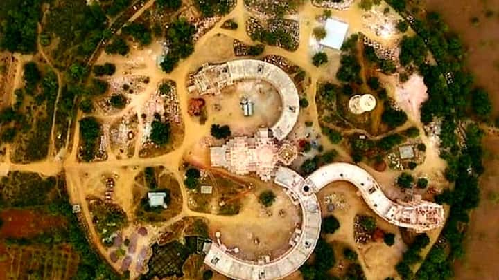 राजस्थान के पाली जिले के जाडन आश्रम में शिलान्यास के करीब तीन दशक बाद 'ॐ' आकृति का भगवान शिव का भव्य मंदिर बनकर तैयार हो चुका है. ॐ आकृति का यह दुनिया का पहला शिव मंदिर होगा. इस ॐ आकृति के मंदिर में भगवान शिव की प्राण प्रतिष्ठा समारोह की तैयारियां जोरों से चल रही है.