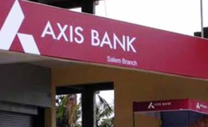 ॲक्सिस बँक वैयक्तिक कर्जावर 10.65 टक्के ते 22 टक्के वार्षिक व्याजदर देते.