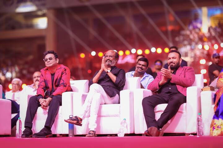 நிகழ்ச்சியில் பேசிய ரஜினிகாந்த், “இன்னைக்கு விஜய் நடிகராகி படிப்படியாக தனது திறமை, ஒழுக்கம் மற்றும் உழைப்பால் இந்த சினிமாவுலகில் மேலே ஒரு இடத்துல இருக்காங்க. அடுத்ததாக அரசியல், சமூக சேவைன்னு போறாங்க. இதுல எனக்கும் விஜய்க்கும் போட்டின்னு சொல்றப்ப மனசு கஷ்டமா இருக்குது. விஜய்யும் சரி, நானும் சரி எங்களுடைய பேச்சுகளில் எங்களுக்கு நாங்களே போட்டின்னுதான் சொல்லியிருக்கிறோம். விஜய் வந்து எனக்கு போட்டின்னு நினைச்சா அது எனக்கு மரியாதை இல்லை, கௌரவம் இல்லை.” என குறிப்பிட்டார்.