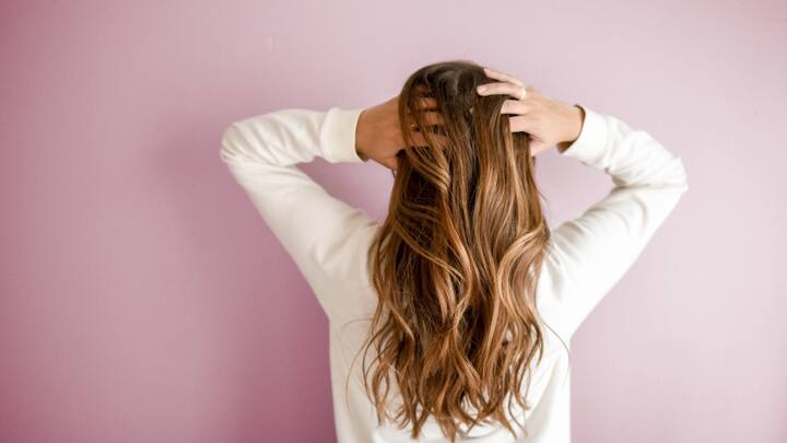 Hair care  : केस गळण्याची समस्या आजच्या जीवनशैलीत सामान्य आहे, ज्यामुळे प्रत्येकजण त्रस्त आहे. महिला असो वा पुरुष  झपाट्याने केस गळून पडत असतात तेव्हा चिंतेची बाब वाढते.