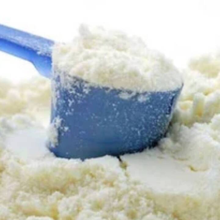 ਸਭ ਤੋਂ ਪਹਿਲਾਂ ਦੁੱਧ ਵਿੱਚ ਪਾਣੀ ਦੀ ਮਿਲਾਵਟ ਦੀ ਜਾਂਚ ਕਰਨ ਲਈ ਕਿਸੇ ਲੱਕੜ ਜਾਂ ਪੱਥਰ 'ਤੇ ਦੁੱਧ ਦੀਆਂ ਇੱਕ-ਦੋ ਬੂੰਦਾਂ ਸੁੱਟੋ। ਜੇਕਰ ਦੁੱਧ ਹੇਠਾਂ ਡੁੱਲ ਜਾਵੇ ਅਤੇ ਚਿੱਟਾ ਨਿਸ਼ਾਨ ਬਣ ਜਾਵੇ ਤਾਂ ਦੁੱਧ ਬਿਲਕੁਲ ਸ਼ੁੱਧ ਹੈ।