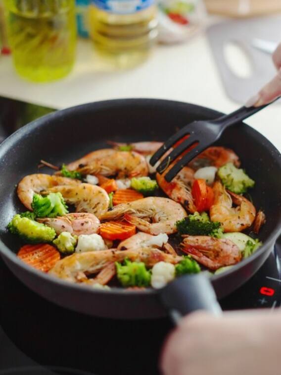 स्टील के पैन या तवे पर नहीं चिपकेगा खाना, बस करें ये काम