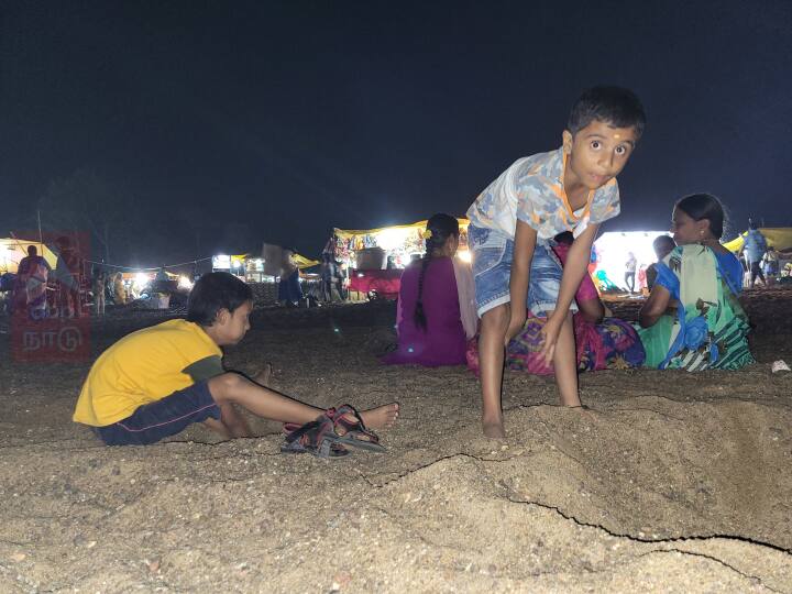 மணலில் ஆட்டம் போடும் குட்டீஸ்