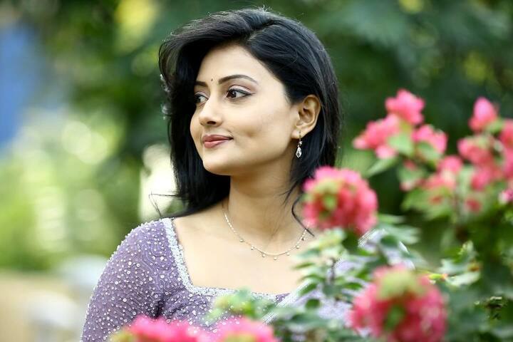 ఎన్నెన్నో జన్మల బంధం సీరియల్ తో తెలుగు ప్రేక్షకులను మెప్పించిన బెంగాలీ బ్యూటీ దేబ్‌జాని మోదక్ ఇప్పుడు 'సత్యభామ' సీరియల్ లో నటిస్తోంది