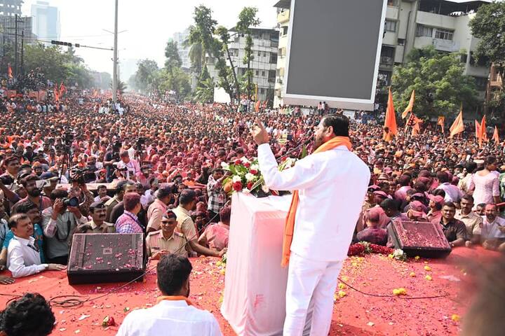 मराठा आरक्षण (Maratha reservation) आंदोलक मनोज जरांगे (Manoj Jarange) यांनी मुख्यमंत्री एकनाथ शिंदे (CM Eknath Shinde) यांच्या हस्ते ज्यूस पिऊन उपोषण मागे घेतले.(pc: Eknath Shinde/fb)