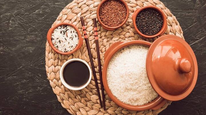 ठंड के मौसम में धूप न निकलने के कारण स्टोर किए हुए अनाज में कीड़े लगने के चांसेस बढ़ जाते हैं. ऐसी स्थिति में आपको किसी भी तरह के अनाज को स्टोर करने के लिए एयरटाइट डब्बे का इस्तेमाल करना चाहिए.