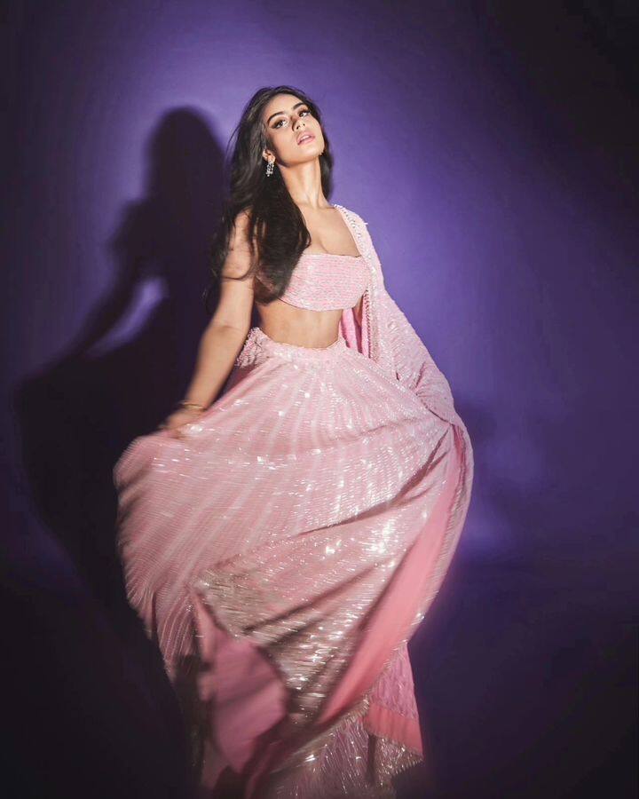 अभिनेता अजय देवगन आणि अभिनेत्री काजोल (Kajol) यांची लाडकी मुलगी न्यासा देवगन आपल्या ग्लॅमरस लूक्स आणि अपग्रेडेड स्टाईलमुळे चर्चेचा विषय ठरते. सध्या तिची सोशल मीडियावर खूपच हवा होतं आहे.(pc : kajol/insta )