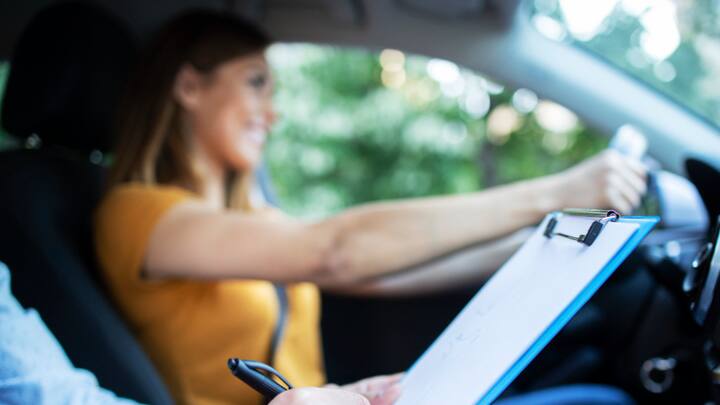 आजकल हर घर में दो पहिया से लेकर चार पहिया तक का वाहन होना आम बात हो गई है. लेकिन इन्हें सड़क पर चलाने के लिए व्यक्ति को लाइसेंस की जरूरत होती है. लेकिन क्या आप जानते हैं आखिर ड्राइविंग लाइसेंस कितनी तरह के होते हैं? आइए जानते हैं...