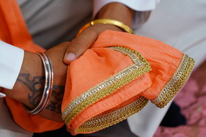 आसान भाषा में समझें तो सपिंड विवाह उसे कहा जाता है जहां शादी केे बंधन में बंधने वाले दो लोगों के पूर्वज एक हों. हिंदू मैरिज एक्ट धारा 3(f)(ii) के अनुसार, दो लोगों को एक-दूसरे का “सपिंड” तब कहते हैं, जब दो लोगों में से एक, दूसरे का सीधा वंशज हो और वो रिश्ता सपिंड रिश्ते की सीमा के अंदर आए.