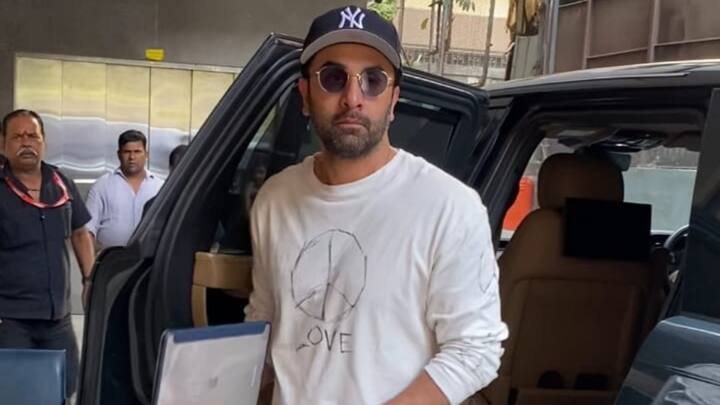 Ranbir Kapoor :  बॉलीवूड अभिनेता रणबीर कपूर मुंबई मध्ये अगदी कूल अंदाजात दिसला.