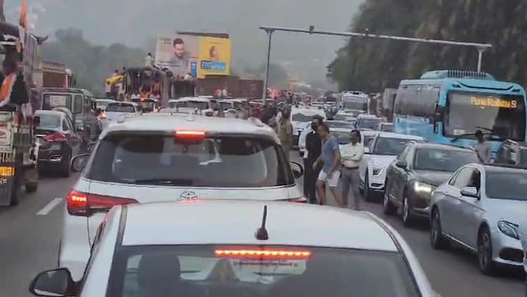 Traffic jam on Mumbai Pune Expressway Four to five kilometres long queue of vehicles as maratha protester return to home Mumbai Pune Expressway : मुंबई-पुणे द्रुतगती मार्गावर वाहतूक तुंबली; वाहनांच्या तब्बल चार ते पाच किलोमीटरची रांगा