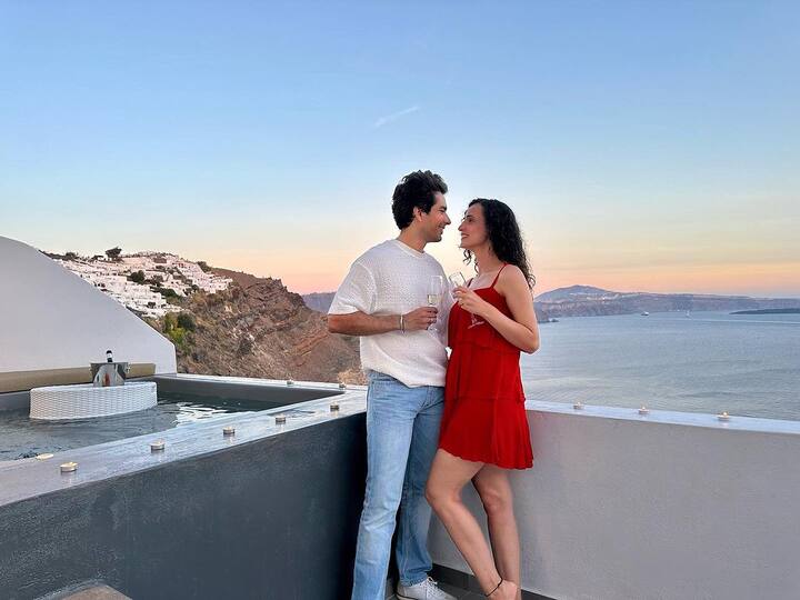 टीवी इंडस्ट्री के मोस्ट फेवरेट कपल सनाया ईरानी और मोहित सहगल की शादी को आठ साल पूरे हो गए है. इस मौके पर कपल ने अपनी वेडिंग एनिवर्सरी सेलिब्रेट की है. कपल ने सोशल मीडिया पर फैंस के लिए फोटोज शेयर किए है.