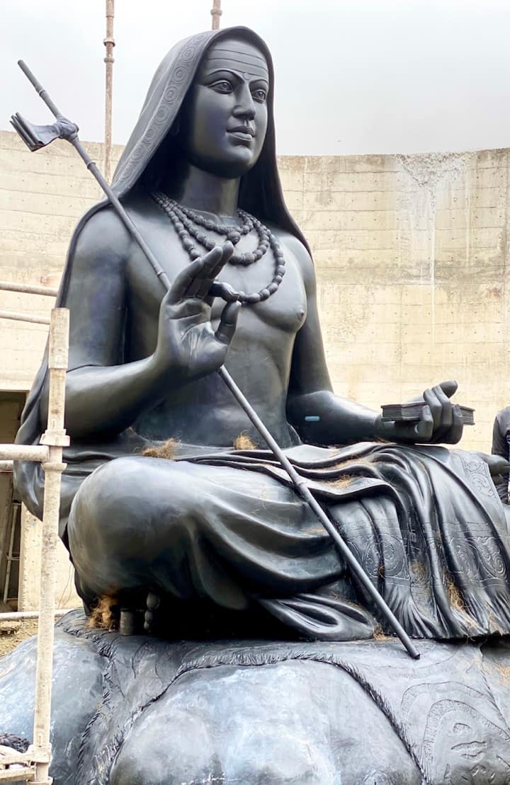 अरुण योगीराज ने केदरानाथ में आदि शंकराचार्य की पत्थर की मूर्ति बनाई. उन्होंने अपने पोस्ट में आदि शंकराचार्य से सभी के लिए आशीर्वाद मांगा.