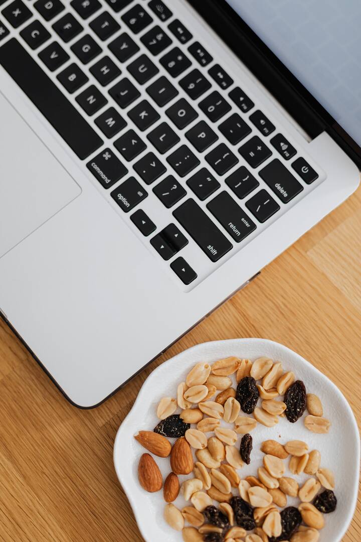 सामान्य दिवसांच्या तुलनेत हिवाळ्यात लोक भरपूर शेंगदाणे खातात. हिवाळ्यात शेंगदाणे खूप खाल्ले जातात परंतु लोक जेव्हा चित्रपट पाहतात किंवा त्यांच्या मित्रांशी बराच वेळ बोलतात तेव्हा ते टाईमपास म्हणून खातात. [Photo Credit : Pexel.com]