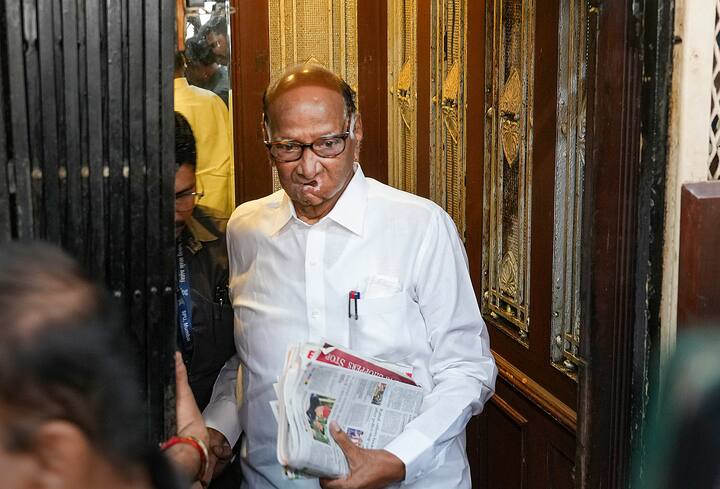 राष्ट्रवादी कांग्रेस पार्टी (एनसीपी) नेता शरद पवार और सुप्रिया सुले बुधवार (24 जनवरी 2024) को मुंबई में एनसीपी कार्यालय पहुंचे.