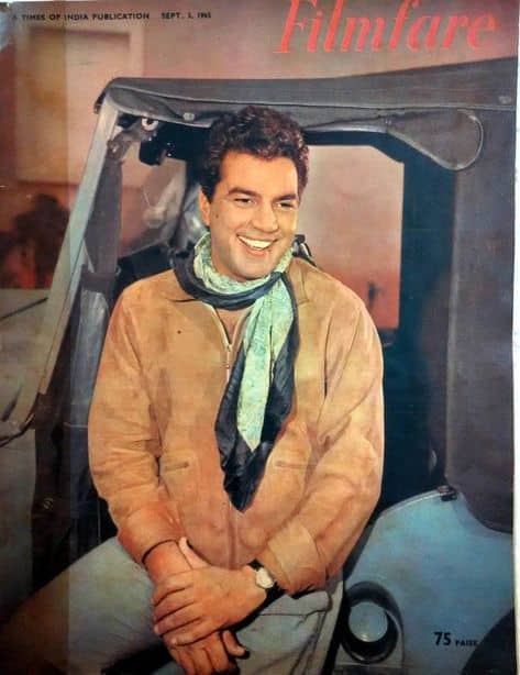 ਕਾਬਿਲੇਗ਼ੌਰ ਹੈ ਕਿ ਧਰਮਿੰਦਰ ਨੇ ਦਸੰਬਰ 'ਚ ਆਪਣਾ 88ਵਾਂ ਜਨਮਦਿਨ ਮਨਾਇਆ ਹੈ। ਹਾਲ ਹੀ 'ਚ ਧਰਮਿੰਦਰ ਨੇ ਆਪਣੀ ਜਾਇਦਾਦ ਦਾ ਬਟਵਾਰਾ ਵੀ ਕਰ ਦਿੱਤਾ ਹੈ। ਕਿਉਂਕਿ ਧਰਮਿੰਦਰ ਕਾਫੀ ਸਮੇਂ ਤੋਂ ਬੀਮਾਰ ਚੱਲ ਰਹੇ ਹਨ। ਇਸ ਉਮਰ 'ਚ ਵੀ ਧਰਮ ਪਾਜੀ ਸੋਸ਼ਲ ਮੀਡੀਆ 'ਤੇ ਐਕਟਿਵ ਰਹਿੰਦੇ ਹਨ।