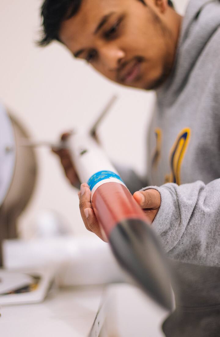 ऑल इंडिया सर्व्हे ऑन हायर एज्युकेशननुसार, २०२१-२२ मध्ये कॉम्प्युटर इंजिनीअरिंगची सर्वाधिक क्रेझ आहे. त्याचबरोबर संगणक अभियांत्रिकीतील विद्यार्थ्यांच्या प्रवेशात गेल्या तीन वर्षांत सुमारे ३८ टक्क्यांनी वाढ झाली आहे. (Photo Credit : pexels )