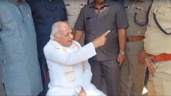 Kerala Governor : केरळमध्ये घमासान; विद्यार्थ्यांनी काळे झेंडे दाखवले, राज्यपाल धरणे आंदोलनावर बसले!पाहा व्हिडीओ