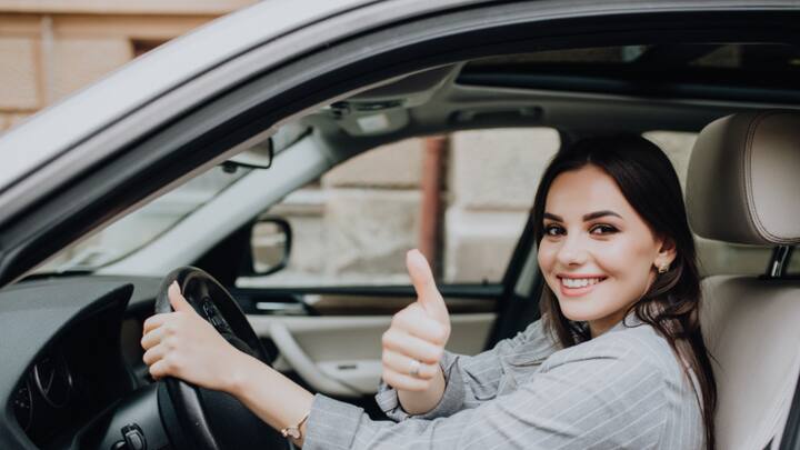 यदि पहली बार कोई व्यक्ति ड्राइविंग लाइसेंस के लिए आवेदन करता है तो उसका लर्निंग ड्राइविंग लाइसेंस बनाया जाता है. जिसके लिए व्यक्ति का कंप्यूटर आधारित टेस्ट से गुजरने की जरूरत होती है.  इस टेस्ट में ट्रैफिक रूल्स से जुड़े सवाल पूछे जाते हैं. इसके लिए फीस भी सबमिट करनी होती है. लर्निंग ड्राइविंग लाइसेंस की वैलिडिटी केवल 6 महीने के लिए होती है. इसके बाद परमानेंट लाइसेंस के लिए आवेदन किया जाता है.