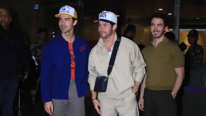 Bollywood News  jonas brothers : जोनास ब्रदर्स मुंबई विमानतळावर स्पॅाट