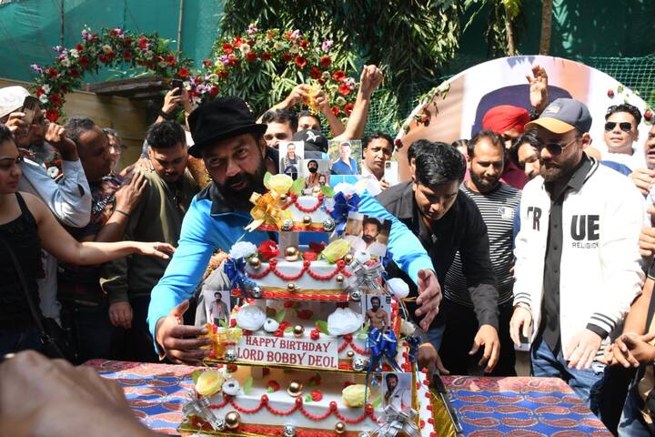 बॉबी देओलला आश्रम या चित्रपटामुळे विशेष लोकप्रियता मिळाली. त्यानं निराला बाबा ही भूमिका आश्रम सीरिज दोन्ही सिझनमध्ये साकारली. (pc: manav manglani)