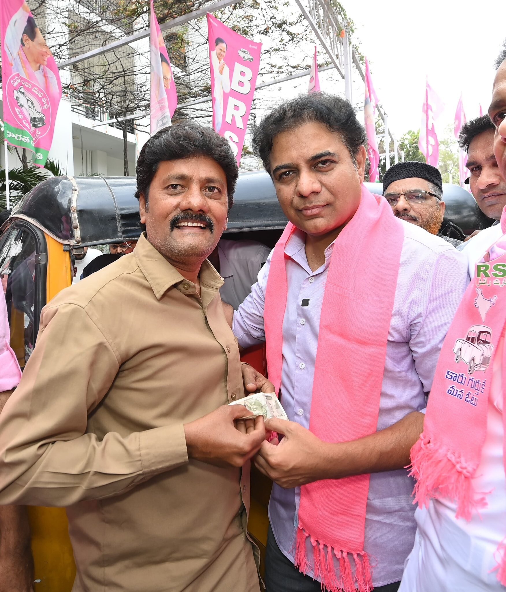 KTR Travels In Auto: ఆటోలో ప్రయాణించిన కేటీఆర్, కాంగ్రెస్ ప్రభుత్వాన్ని ఇరుకున పెడుతున్నారా!