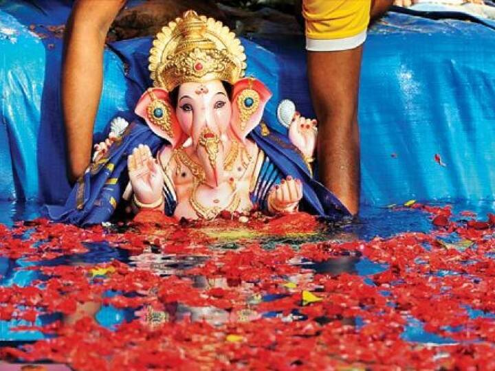सकट चौथ का पर्व सकट माता को समर्पित है एवं इस दिन मातायें अपने पुत्रों के कल्याण की कामना से व्रत रखती हैं. सकट चौथ व्रत में पूजा के लिए 21 दूर्वा गांठ, मोदक, गंगाजल, लाल-पीले फूल, जनेऊ, पूजा की चौकी, पान का पत्ता, सुपारी, इत्र, अक्षत, रक्षासूत्र, चंदन, रोली आदि.