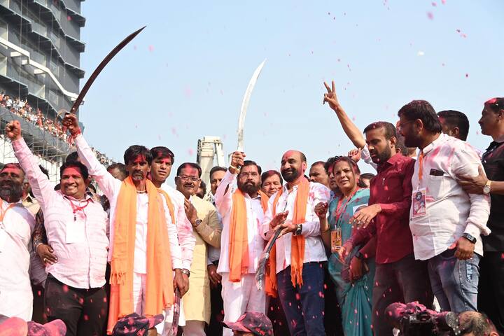 मराठा समाजासाठी ज्याने संघर्ष केला ते संघर्षयोद्धा मनोज जरांगे पाटील यांचं मी अभिनंदन करतो. फक्त राज्याचंच नव्हे तर संपूर्ण जगाचं लक्ष मराठा आंदोलनाकडे लागलं होतं. आपण  अतिशय संयतपणे, शिस्तीत आंदोलन केलं. कुठेही आंदोलनाला गालबोट न लावता यशस्वी केलं, त्याबद्दलही आपलं अभिनंदन करतो.(pc: Eknath Shinde/fb)