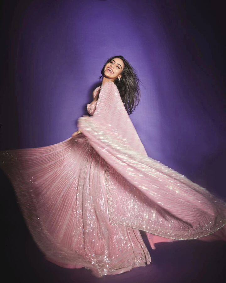 बॉलिवूडमधील प्रसिद्ध अभिनेत्री काजोल (Kajol) ही गेल्या काही दिवसांपासून विविध चित्रपटांमधून प्रेक्षकांच्या भेटीस येत आहे. (pc : kajol/insta )