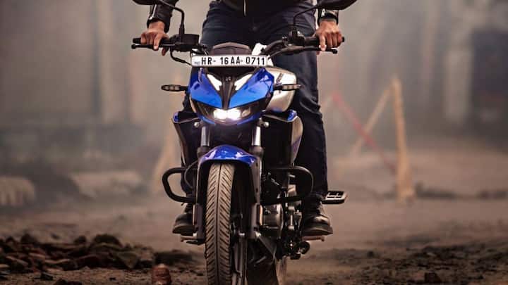 হিরো মাভেরিক ৪৪০ মডেলের পর এবার হিরো আনতে চলেছে আরও একটি অভিনব মডেল Hero Xtreme 125R। ১২৫ সিসির বাইকের দুনিয়ায় তাক লাগাবে এই মডেল। নতুন ইঞ্জিনের ব্যাপারে কথা বলা দরকার ঠিকই, কিন্তু এর যে লুক তা সবার আগে নজর কাড়ে। ছবি- নিজস্ব