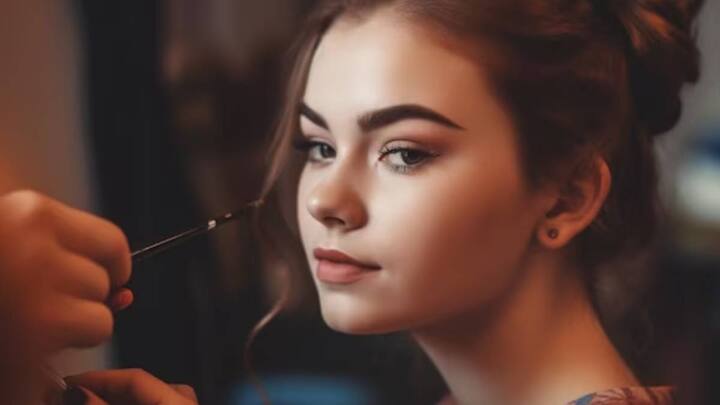 जब मेकअप की बात आती है, तो आईलाइनर गेम-चेंजर हो सकता है. जो आपके लुक में चार चांद लगा सकता है. हालांकि,आजकल मार्केट में आईलाइनर में कई सारे ऑप्शन मिल रहे हैं. आज हम आपको बेस्ट आईलाइनर तकनीक पेश करने जा रहे हैं. आज हम लिक्विड, पेंसिल, जेल जैसे कई तरह के आईलाइनर के टाइ्प्स बताएंगे.