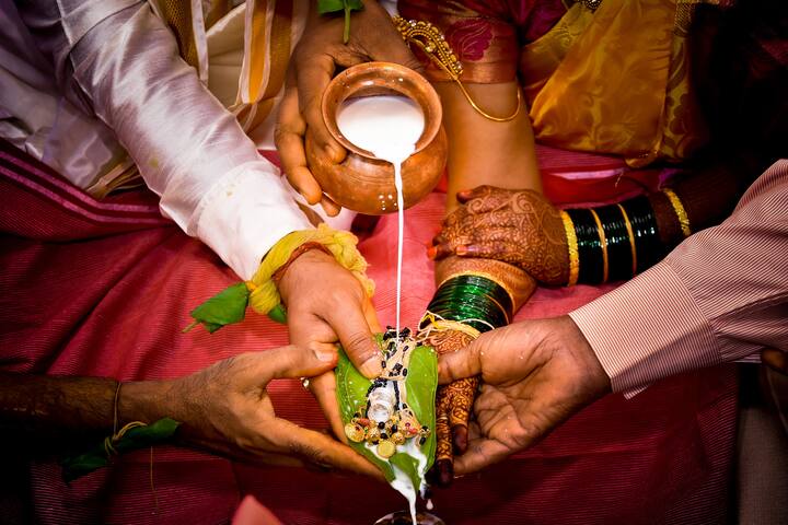यदि दो लोगों का कोई एक ऐसा सामान्य पूर्वज है जो दोनों के लिए सपिंड रिश्ते की सीमा के अंदर आए, तो उन दो लोगों के विवाह को सपिंड विवाह कहा जाएगा. इस तरह की शादी वही लोग कर सकते हैं जिनमें इस तरह शादी करने का रिवाज है और ये रिवाज लंबे समय से चला आ रहा हो.
