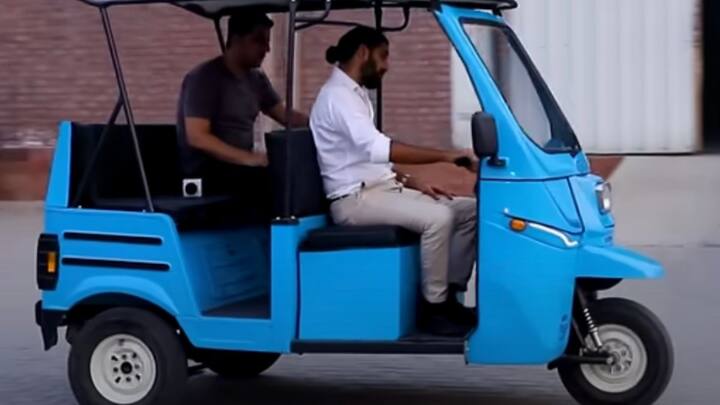 लेकिन क्या आपको पता है भारत की तरह पाकिस्तान में भी ई रिक्शा चलते हैं. उनकी डिजाइन कुछ-कुछ भारत के ई रिक्शा जैसी होती है. लेकिन पूरी तरह यह भारतीय ई रिक्शा जैसे नहीं होते.