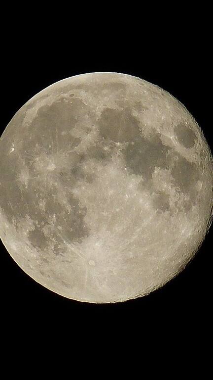 क्या सिकुड़ रहा है चांद?