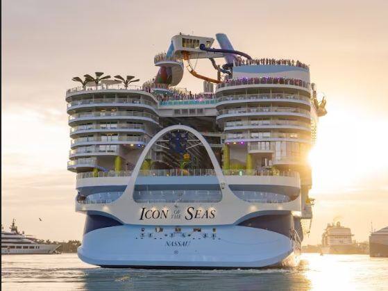 Icon Of The Seas: ਦੁਨੀਆ ਦਾ ਸਭ ਤੋਂ ਵੱਡਾ ਕਰੂਜ਼, Icon Of The Seas ਆਪਣੀ ਪਹਿਲੀ ਯਾਤਰਾ 'ਤੇ ਰਵਾਨਾ ਹੋ ਗਿਆ ਹੈ। ਇਸ 1200 ਫੁੱਟ ਲੰਬੇ ਅਤੇ 20 ਮੰਜ਼ਿਲਾ ਉੱਚੇ ਕਰੂਜ਼ ਵਿੱਚ ਸਾਰੀਆਂ ਲਗਜ਼ਰੀ ਸਹੂਲਤਾਂ ਮੌਜੂਦ ਹਨ।