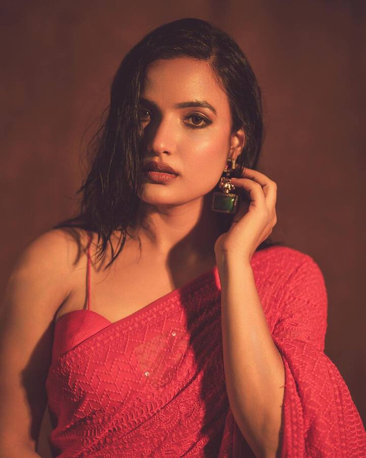 యూట్యూబ్ షార్ట్ ఫిల్మ్స్ తో కెరీర్ స్టార్ట్ చేసిన తెలుగమ్మాయి సిరి హనుమంతు. ఆ తర్వాత 'బిగ్ బాస్' ద్వారా ఎక్కువ మందికి ఆమె గురించి తెలిసింది. మరింత పాపులారిటీ తెచ్చింది. (Image Courtesy: sirihanmanth / Instagram)