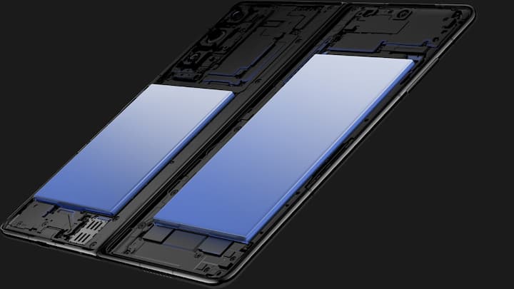 इस फोल्डेबल फोन में कंपनी 7.92 इंच की मेन डिस्प्ले और 6.43 इंच की आउटर डिस्प्ले देती है. दोनों ही स्क्रीन OLED 120hz के रिफ्रेश रेट को सपोर्ट करती हैं. स्मार्टफोन क्वालकॉम स्नैपड्रैगन 8 जेन 2 SOC पर काम करता है.