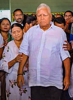 लालू परिवार में कौन सबसे ज्यादा अमीर? BMW के मालिक तेज प्रताप, राबड़ी की संपत्ति में गाय और बछड़े